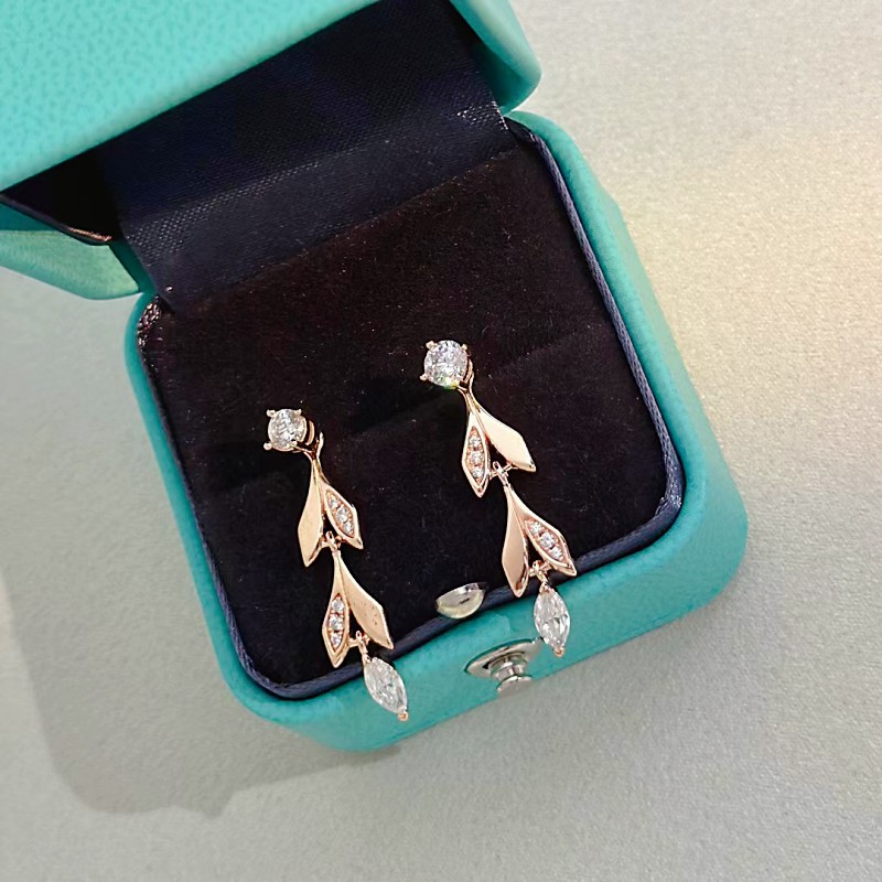 Luxury and upscale women's leaf diamond earrings Fashion designer earrings High quality jewelry Girl Valentine's Day gift With box
Luxury and upscale women's leaf diamond earrings Fashion designer earrings High quality jewelry Girl Valentine's Day gift With box