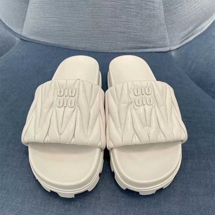 Women Sandals Mius Slide Designer Beach New Shoes Fashion Sheepskin Pleated Square Slippers for Outerwear Flat Bottom Casual Ins SPAJ
Women Sandals Mius Slide Designer Beach New Shoes Fashion Sheepskin Pleated Square Slippers for Outerwear Flat Bottom Casual Ins SPAJ