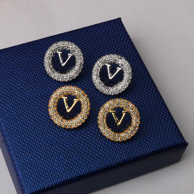 Never Fade 18K Gold Plated Charm Earrings Luxury Designer Brand Letter Inlaid Rhinestone Stud Womens Wedding Party Jewelry
Never Fade 18K Gold Plated Charm Earrings Luxury Designer Brand Letter Inlaid Rhinestone Stud Womens Wedding Party Jewelry