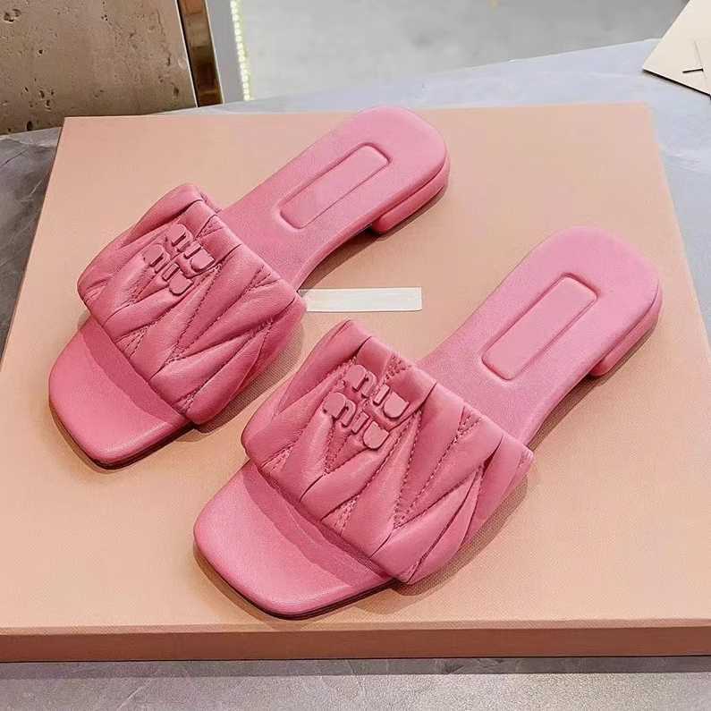 Pleated Mius Designer Beach Shoes Sandals Women Slide Square Toe Slippers for in 2023 New Summer Style Flat Bottoms Casual Foot Wear VY52
Pleated Mius Designer Beach Shoes Sandals Women Slide Square Toe Slippers for in 2023 New Summer Style Flat Bottoms Casual Foot Wear VY52