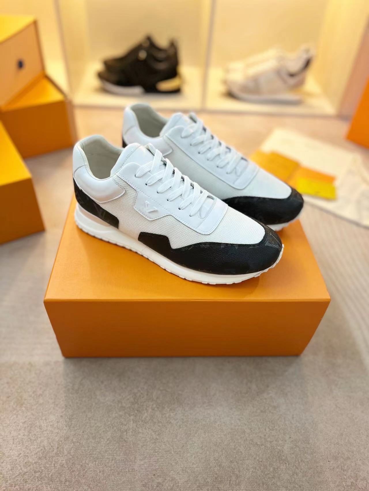 Designer Sneakers Classic Vintage RUN AWAY Casual Shoes Luxury Leather Trainers Fashion Rubber Outsole Sneaker Mixed Color Chaussures Original Box size 35-45
Designer Sneakers Classic Vintage RUN AWAY Casual Shoes Luxury Leather Trainers Fashion Rubber Outsole Sneaker Mixed Color Chaussures Original Box size 35-45