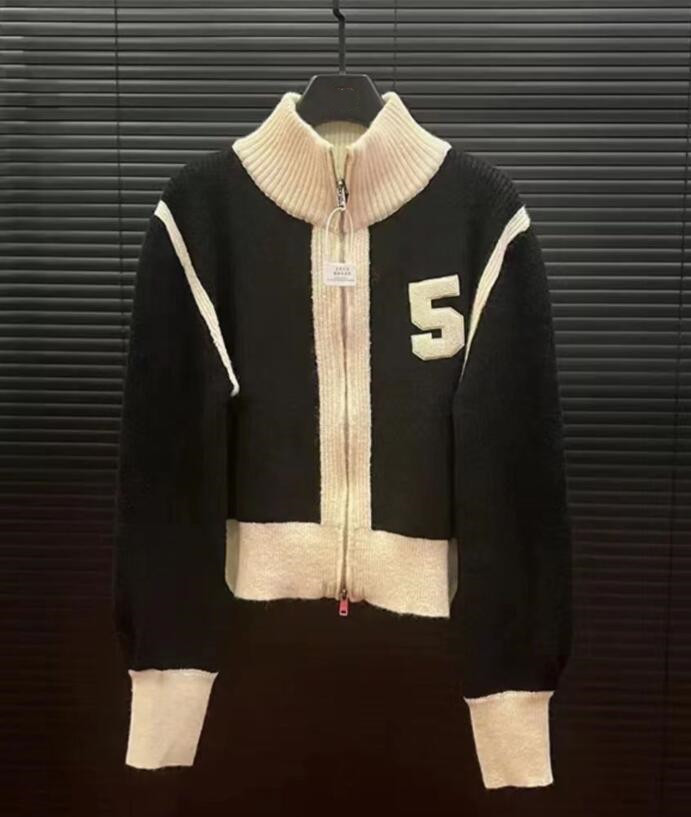 23ss NEW autumn Women' Sweaters Fashion Casual Knitwear Women designer Sweaters coat, Black
23ss NEW autumn Women' Sweaters Fashion Casual Knitwear Women designer Sweaters coat, Black