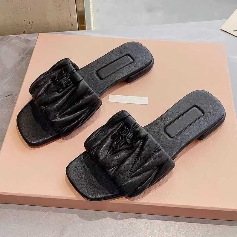Slide Pleated Women Mius Designer Sandals Beach Shoes Square Toe Slippers for in 2023 New Summer Style Flat Bottoms Casual Foot Wear 90LF
Slide Pleated Women Mius Designer Sandals Beach Shoes Square Toe Slippers for in 2023 New Summer Style Flat Bottoms Casual Foot Wear 90LF