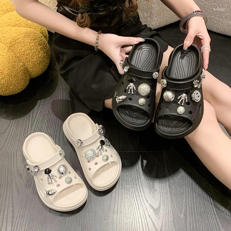Slippers 2023 Summer Women Shoes Punk Metal Rivet Charms Black PU Mules Slip On Outdoor Platform Modern Casual For Female
Slippers 2023 Summer Women Shoes Punk Metal Rivet Charms Black PU Mules Slip On Outdoor Platform Modern Casual For Female