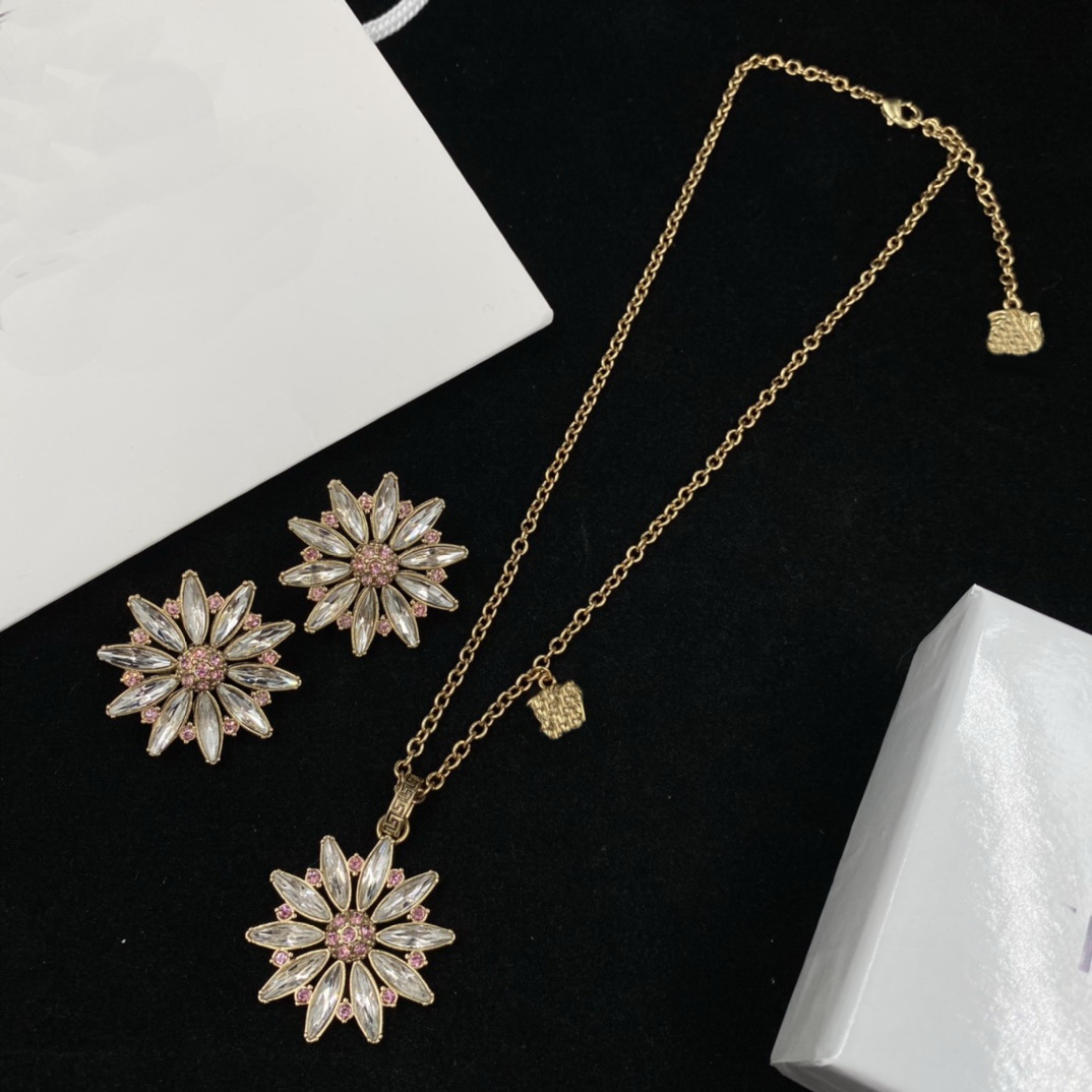 Simple White Crystal Little Daisy Women Necklace Bracelet Earring Set Ladies Banshee Clavicular Chain Designer Jewelry Birthday Party Gifts XMS17 -02, Without box
Simple White Crystal Little Daisy Women Necklace Bracelet Earring Set Ladies Banshee Clavicular Chain Designer Jewelry Birthday Party Gifts XMS17 -02, Without box