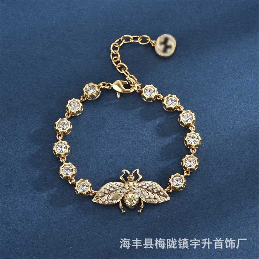 2023 Gujia/Light Luxury Edition Small and Slim Classic Bee Set Diamond Bracelet/Super Quality
2023 Gujia/Light Luxury Edition Small and Slim Classic Bee Set Diamond Bracelet/Super Quality