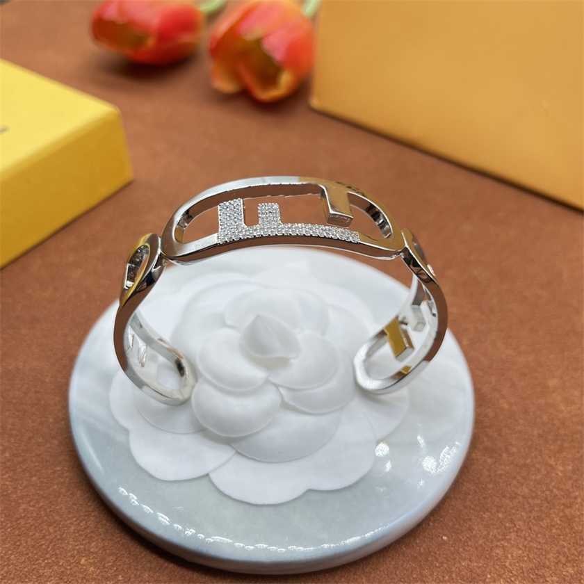 Fashion Light Luxury Network Red High Edition Handicraft F Letter New Advanced Simple Bracelet
Fashion Light Luxury Network Red High Edition Handicraft F Letter New Advanced Simple Bracelet
