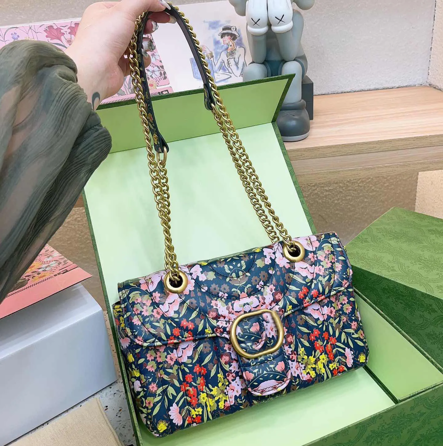 Luxury Designer Bags Fashion Cross Body Flower Trend Style Double Letter Chain Shoulder Bag Girl Wallet Handbag Top Quality, Black
Luxury Designer Bags Fashion Cross Body Flower Trend Style Double Letter Chain Shoulder Bag Girl Wallet Handbag Top Quality, Black