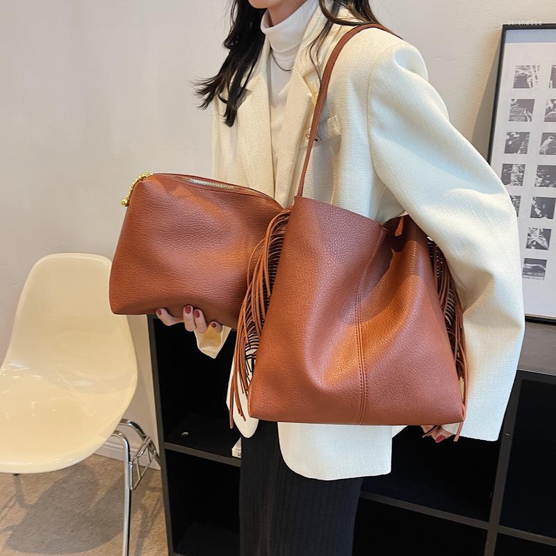 Evening Bags Retro Texture Bag For Women With Large Capacity 2023 Fashion One Shoulder Mobile Phone Mother Tassel Bucket Handbag, Black
Evening Bags Retro Texture Bag For Women With Large Capacity 2023 Fashion One Shoulder Mobile Phone Mother Tassel Bucket Handbag, Black
