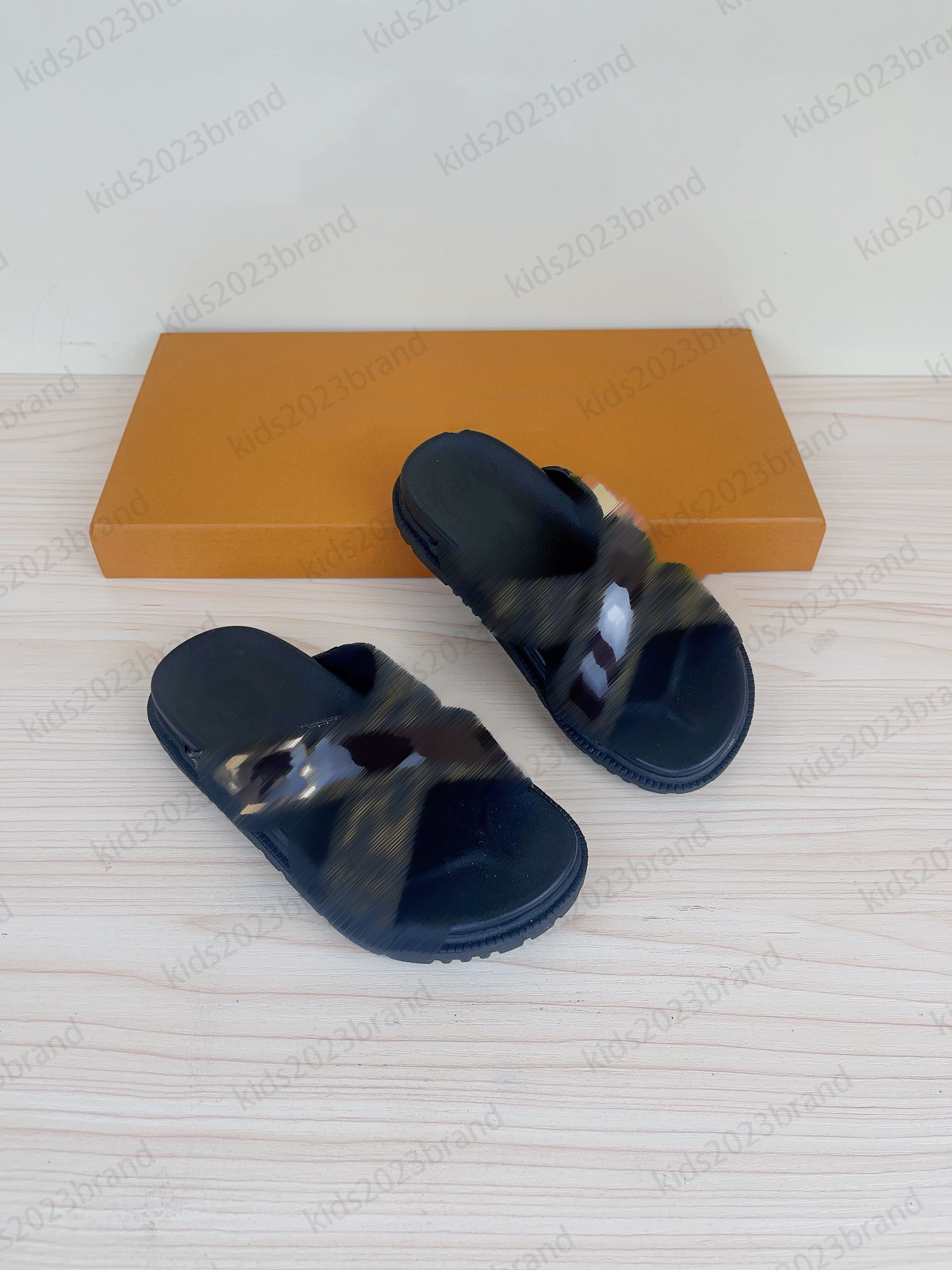 high end children shoes designer summer slippers black color f letter printing sneakers brand kids beach slippers 2023ss fashion sandals size 26-35cm, 1#
high end children shoes designer summer slippers black color f letter printing sneakers brand kids beach slippers 2023ss fashion sandals size 26-35cm, 1#
