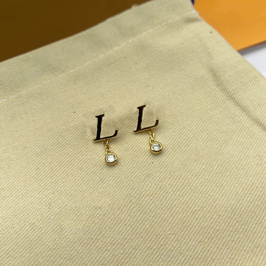 Fashion Designer luis Letter vuttonity Luxury Geometric Crystal Earrings Stud
Fashion Designer luis Letter vuttonity Luxury Geometric Crystal Earrings Stud