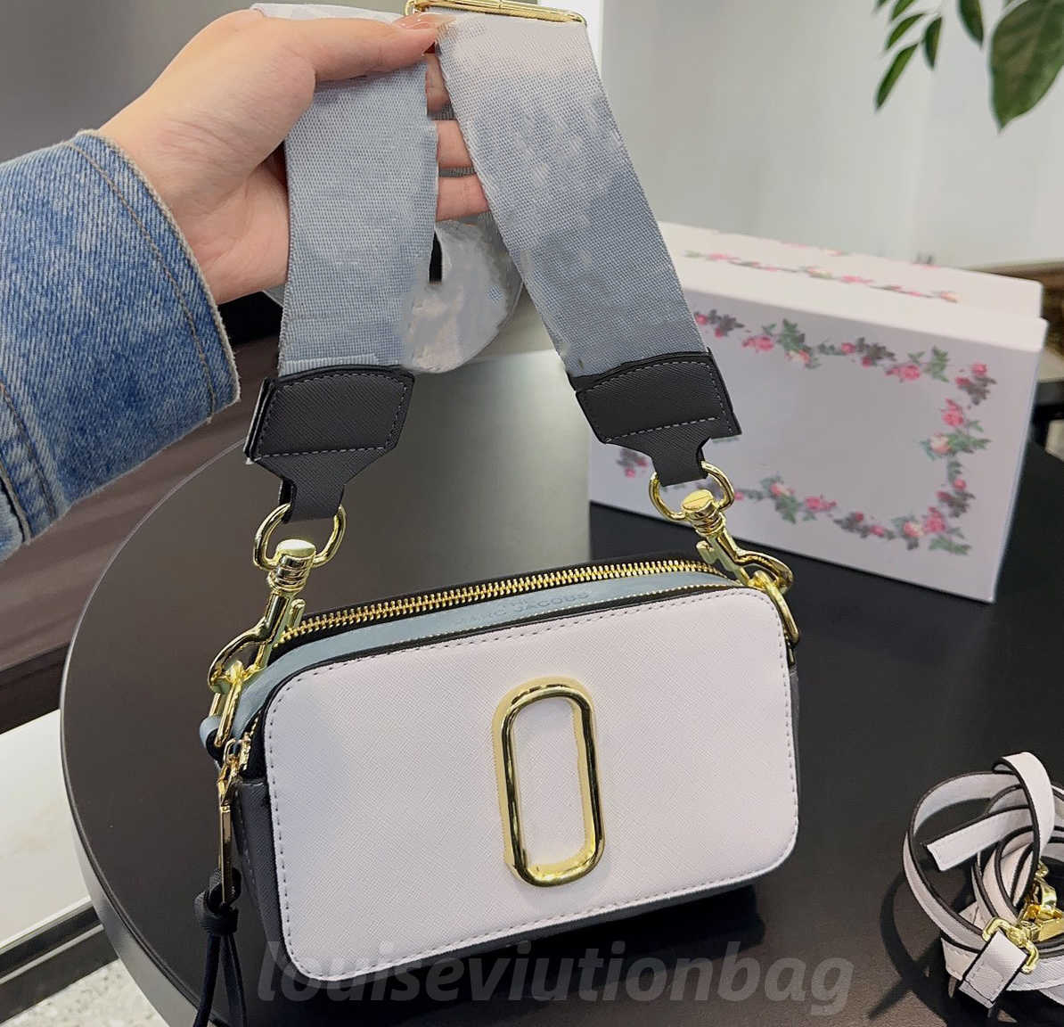 MJ Snapshot Woven Crossbody Bag Versatile Small Bag Camera Bag Fashion Mini Bag for Street Photography Casual Outings bag with Gold 104258
MJ Snapshot Woven Crossbody Bag Versatile Small Bag Camera Bag Fashion Mini Bag for Street Photography Casual Outings bag with Gold 104258
