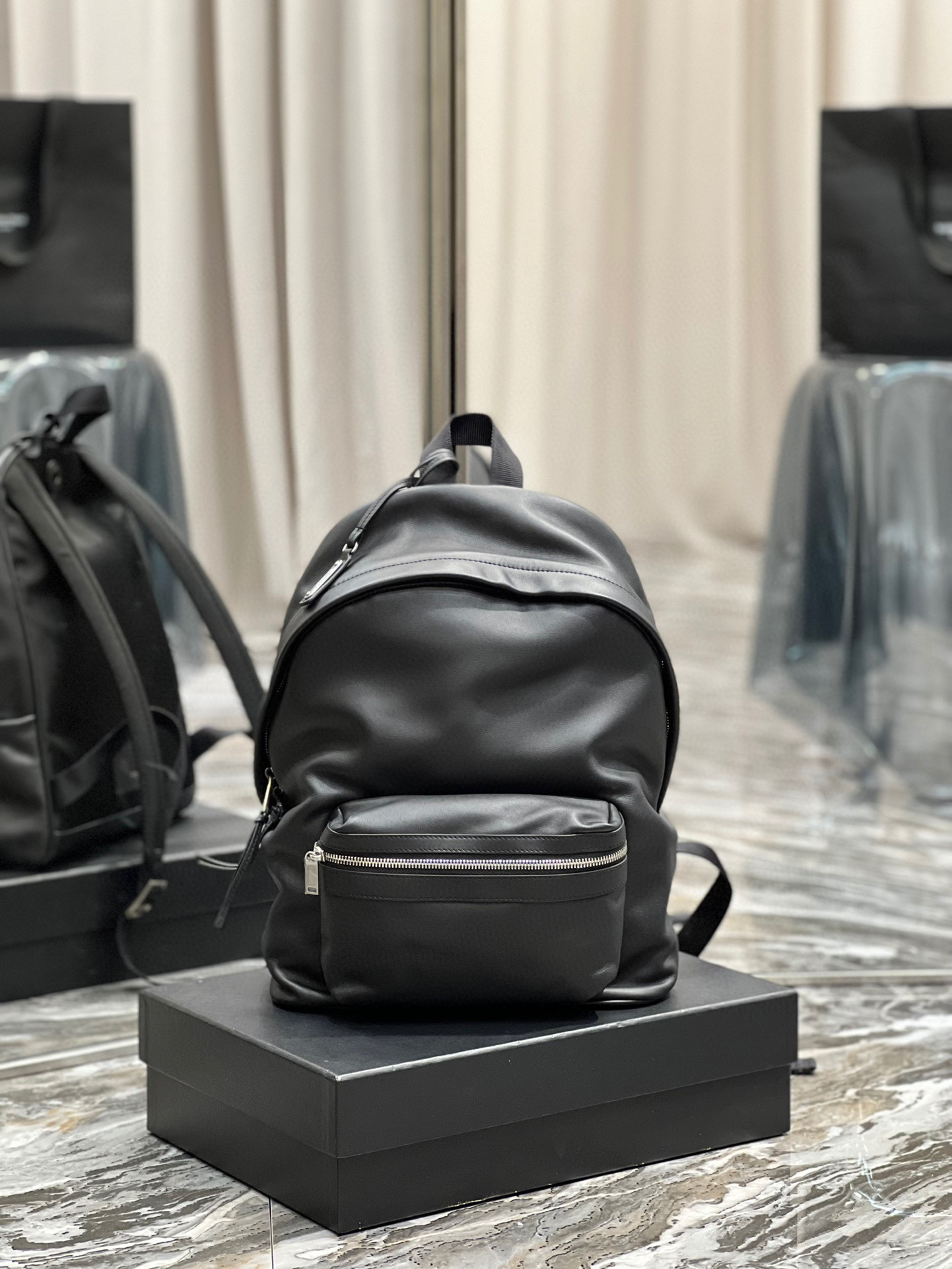534967 men's and women's all-purpose backpack full leather with Italian cowhide is very light and convenient and practical is also very simple and versatile, Black
534967 men's and women's all-purpose backpack full leather with Italian cowhide is very light and convenient and practical is also very simple and versatile, Black