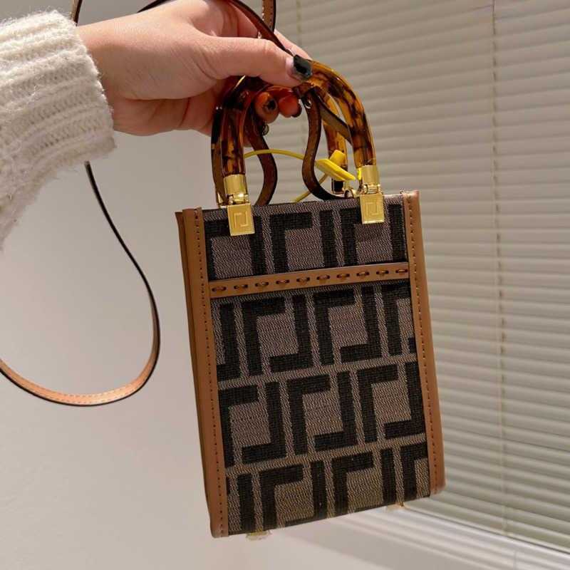 Classic letter print Designers Tote Bag Shoulder Bags Mini Womens Designer Bag F-Mobile Phone Pouch Crossbody Bags Luxurys Handbag Woman Fashion Coin Purse, Fbs01 15x18cm
Classic letter print Designers Tote Bag Shoulder Bags Mini Womens Designer Bag F-Mobile Phone Pouch Crossbody Bags Luxurys Handbag Woman Fashion Coin Purse, Fbs01 15x18cm