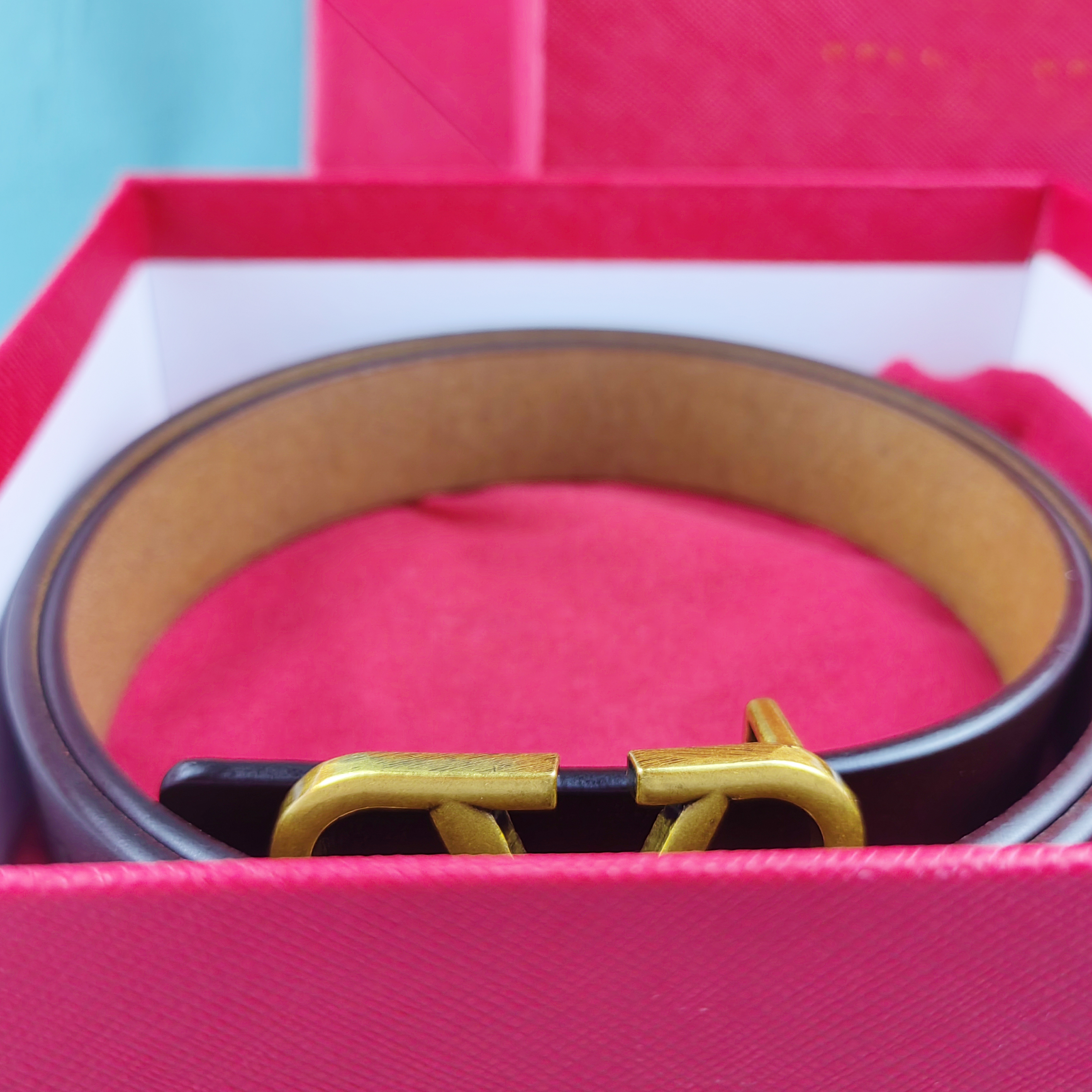 Letter v belt for woman designer luxury smooth mens belt plated gold buckle black cintura homme 2.5cm-3CM ceinture leather cinturon classical cinture ga07 F23, Width 3.0cm
Letter v belt for woman designer luxury smooth mens belt plated gold buckle black cintura homme 2.5cm-3CM ceinture leather cinturon classical cinture ga07 F23, Width 3.0cm