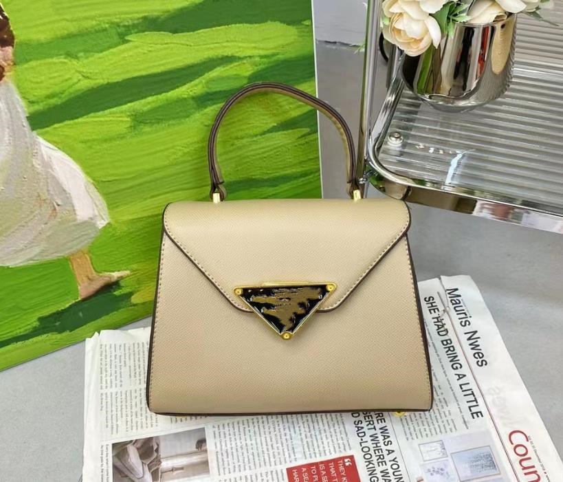 All-match American triangle standard handbag bright face crossbody bag network red with casual Tote bag tide, 21.5*10.5*16cm
All-match American triangle standard handbag bright face crossbody bag network red with casual Tote bag tide, 21.5*10.5*16cm