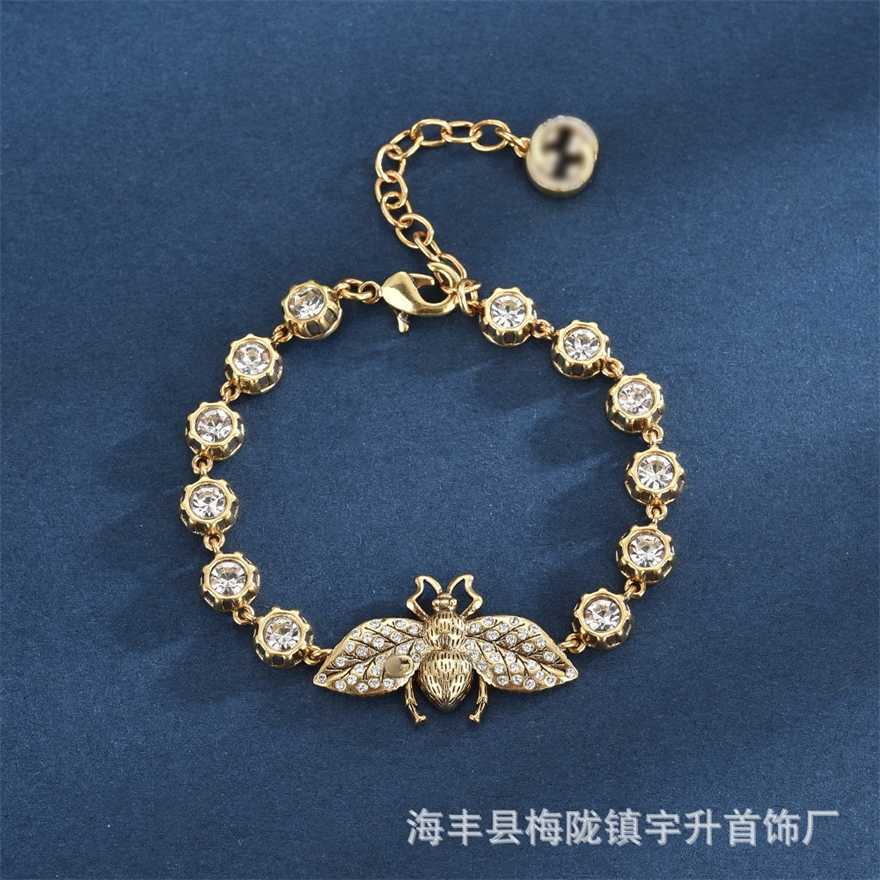2023 Gujia/Light Luxury Edition Small and Slim Classic Bee Set Diamond Bracelet/Super Quality
2023 Gujia/Light Luxury Edition Small and Slim Classic Bee Set Diamond Bracelet/Super Quality