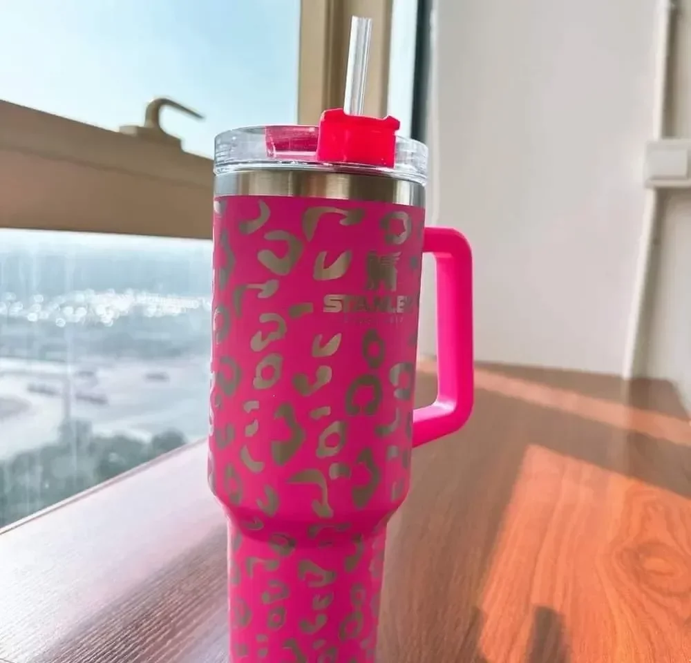 With New Stanley LOGO Hot Pink stanIey quencher 40oz tumbler Leopard Print stainless steel handle lid straw big capacity beer mug water bottle cups, White
With New Stanley LOGO Hot Pink stanIey quencher 40oz tumbler Leopard Print stainless steel handle lid straw big capacity beer mug water bottle cups, White