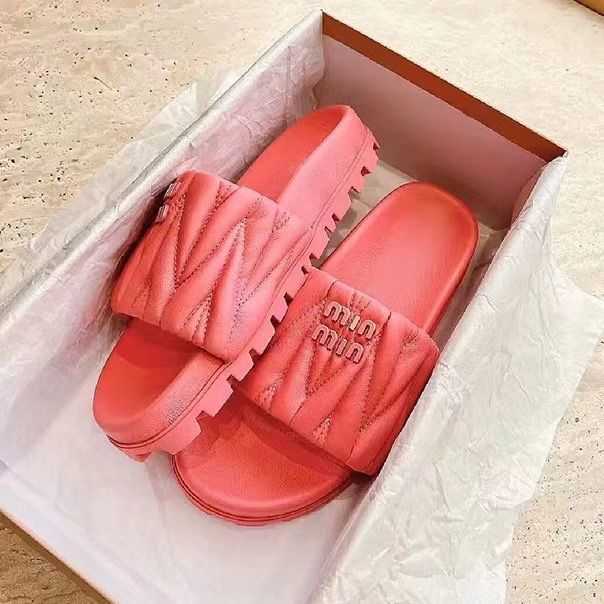 Sandals Mius Beach Shoes New Women Slide Designer Fashion Sheepskin Pleated Square Slippers for Outerwear Flat Bottom Casual Ins TKCW
Sandals Mius Beach Shoes New Women Slide Designer Fashion Sheepskin Pleated Square Slippers for Outerwear Flat Bottom Casual Ins TKCW