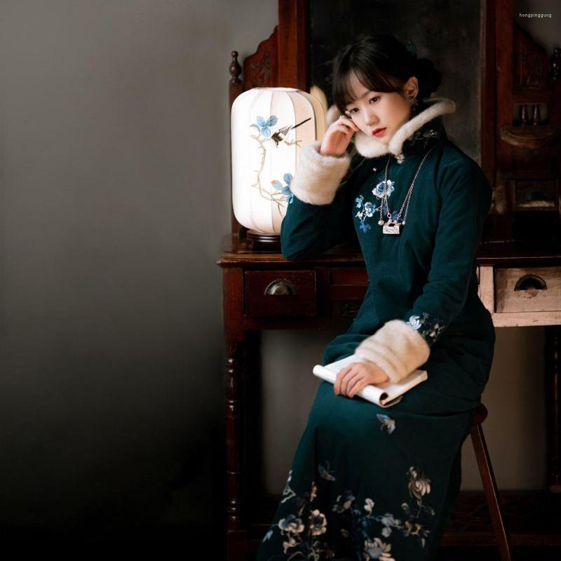 Ethnic Clothing Winter Republic Of China Style Thickened Warm Quilted Cheongsam Retro Ingot Wool Collar Embroidered Women Party Green Qipao
Ethnic Clothing Winter Republic Of China Style Thickened Warm Quilted Cheongsam Retro Ingot Wool Collar Embroidered Women Party Green Qipao