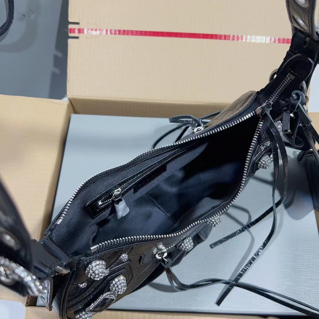 High Quality Luxury Designer Handheld Crossbody Bag Women's Motorcycle Shoulder Bag Outer Carrying Bag Handbag, Black 
High Quality Luxury Designer Handheld Crossbody Bag Women's Motorcycle Shoulder Bag Outer Carrying Bag Handbag, Black