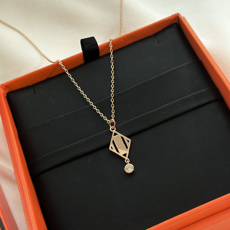 Luxury Designer Pendant Necklaces Womens Classic Elegant Necklace Lady Rose Gold Jewelry Diamond Chokers Chains Necklaces Jewlery 236294C
Luxury Designer Pendant Necklaces Womens Classic Elegant Necklace Lady Rose Gold Jewelry Diamond Chokers Chains Necklaces Jewlery 236294C