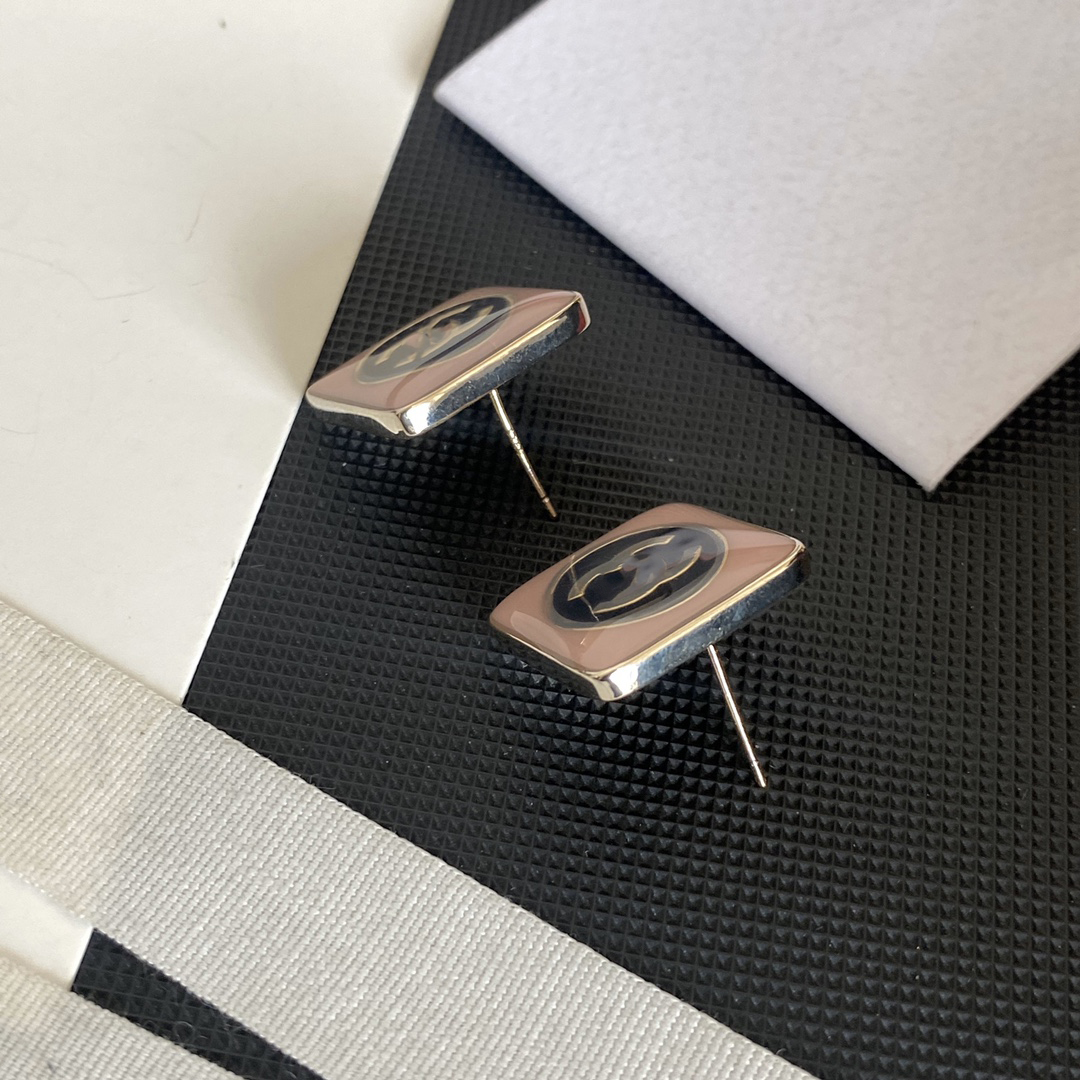 High Quality 18K Gold Plated Luxury Designers Letters Ear Stud Stainless Steel With Stamp Geometric Fashion Women Steel Seal Print Earring Wedding Party Jewerlry
High Quality 18K Gold Plated Luxury Designers Letters Ear Stud Stainless Steel With Stamp Geometric Fashion Women Steel Seal Print Earring Wedding Party Jewerlry