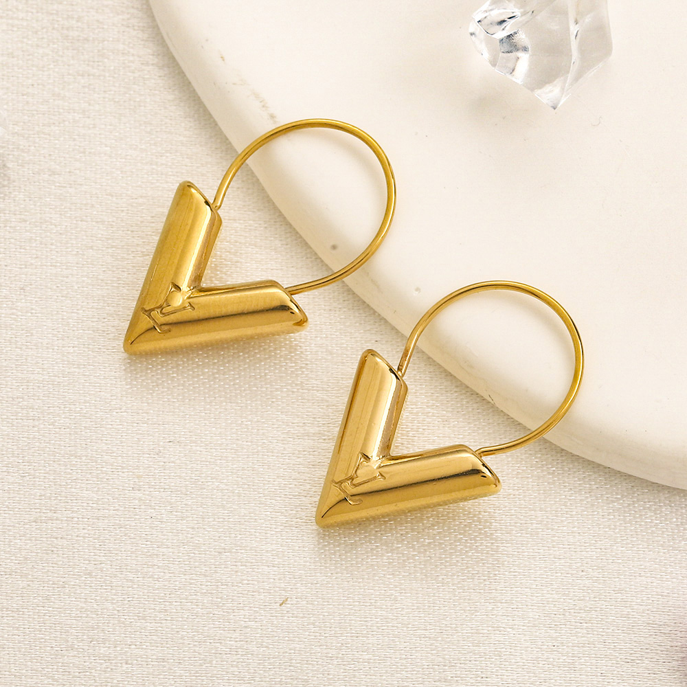 Classic New Gift Mirror Copy Earrings Designer Brand Charm Stud High Quality Brand Stainless Steel Earrings Luxury Love Waterproof and No Fade Letter V Earrings
Classic New Gift Mirror Copy Earrings Designer Brand Charm Stud High Quality Brand Stainless Steel Earrings Luxury Love Waterproof and No Fade Letter V Earrings