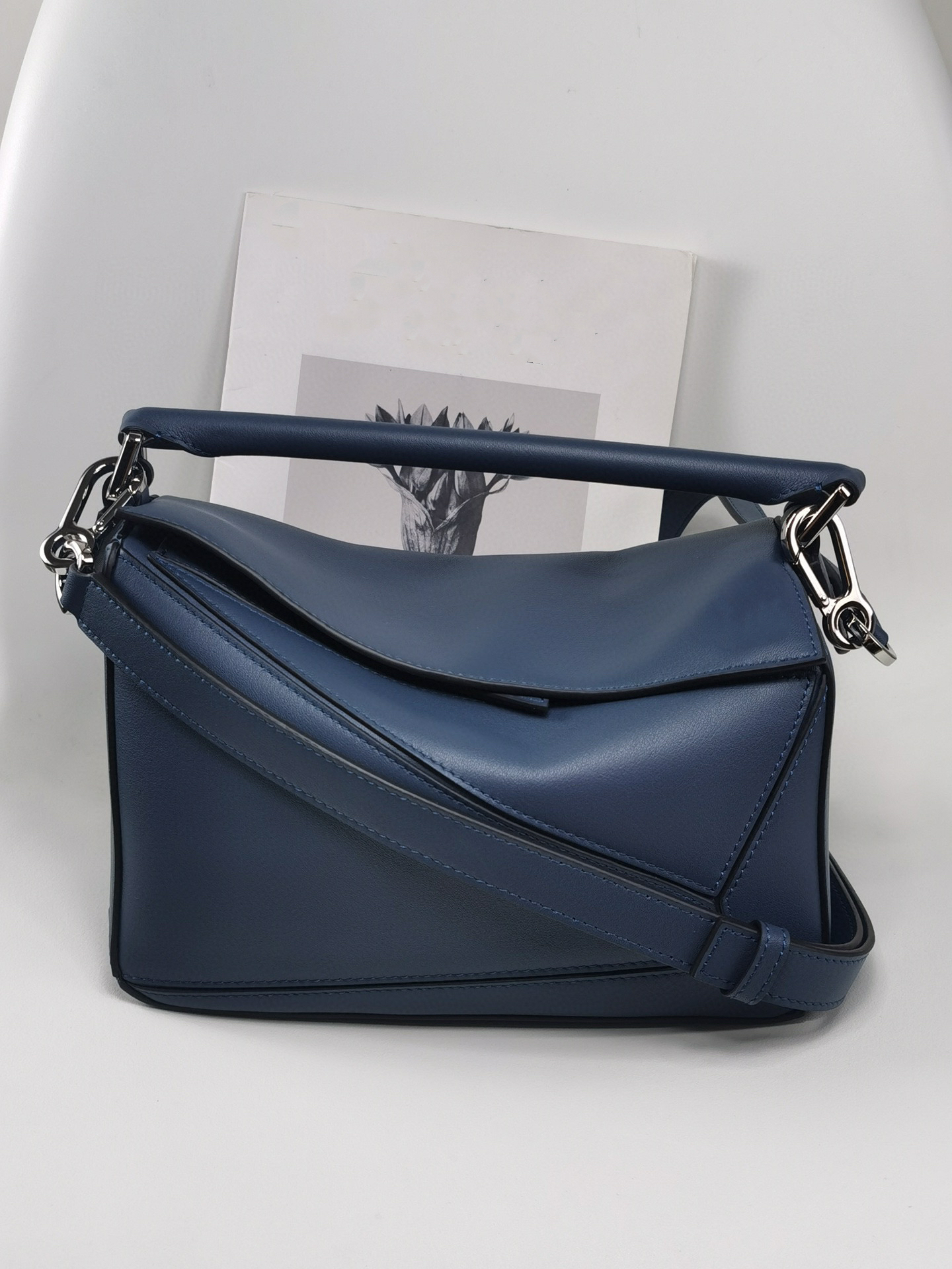 2023 New women's shoulder bag High-end quality crossbody bag with cowhide leather soft and cotton feeling super portable with diagonal shoulder strap removable
2023 New women's shoulder bag High-end quality crossbody bag with cowhide leather soft and cotton feeling super portable with diagonal shoulder strap removable