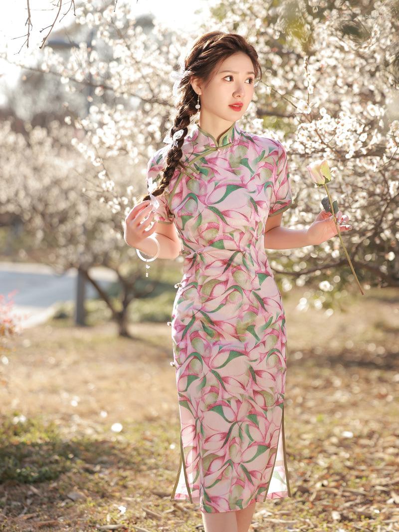 Ethnic Clothing Gentle Style Pink Floral Summer Cheongsam Sweet Vintage Women Mid Long Dress Daily Female Qipao Traditional Slim Dresses
Ethnic Clothing Gentle Style Pink Floral Summer Cheongsam Sweet Vintage Women Mid Long Dress Daily Female Qipao Traditional Slim Dresses