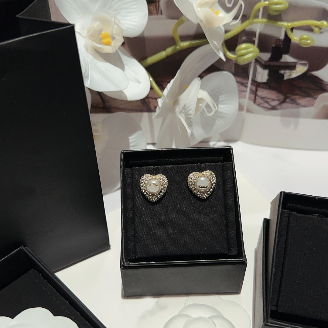 Diamond Heart Earrings 18K Gold Plated Designers Brand Letters Stud Classic Style Women Wedding Party Jewerlry
Diamond Heart Earrings 18K Gold Plated Designers Brand Letters Stud Classic Style Women Wedding Party Jewerlry