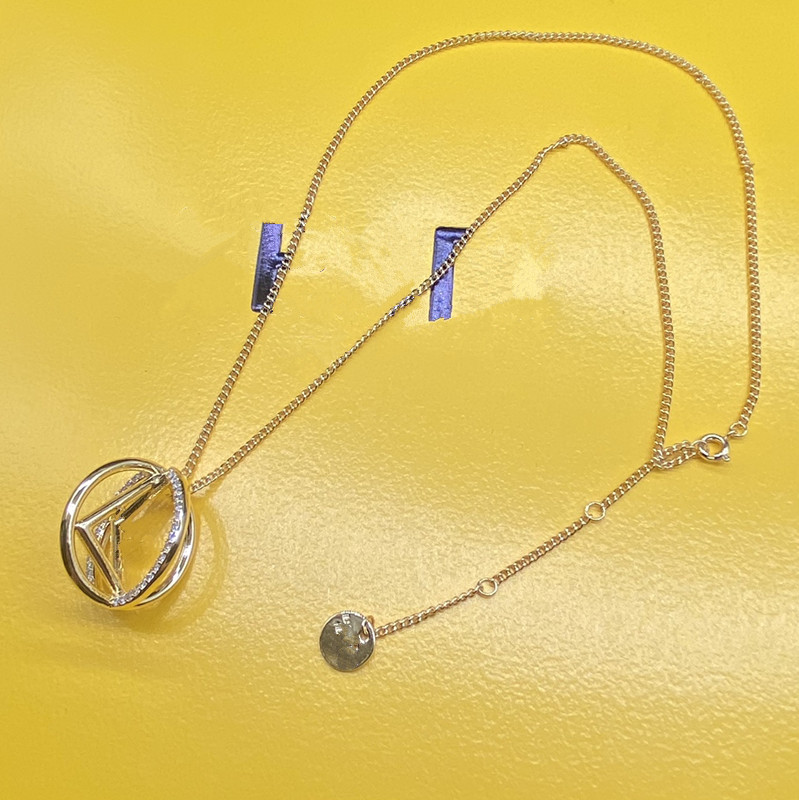 Luxury Designer Jewelry F-Letter Pendant Necklaces Wedding Party Double Ring Jewelry Chain Brand Simple Women Ornaments Gold Necklace
Luxury Designer Jewelry F-Letter Pendant Necklaces Wedding Party Double Ring Jewelry Chain Brand Simple Women Ornaments Gold Necklace