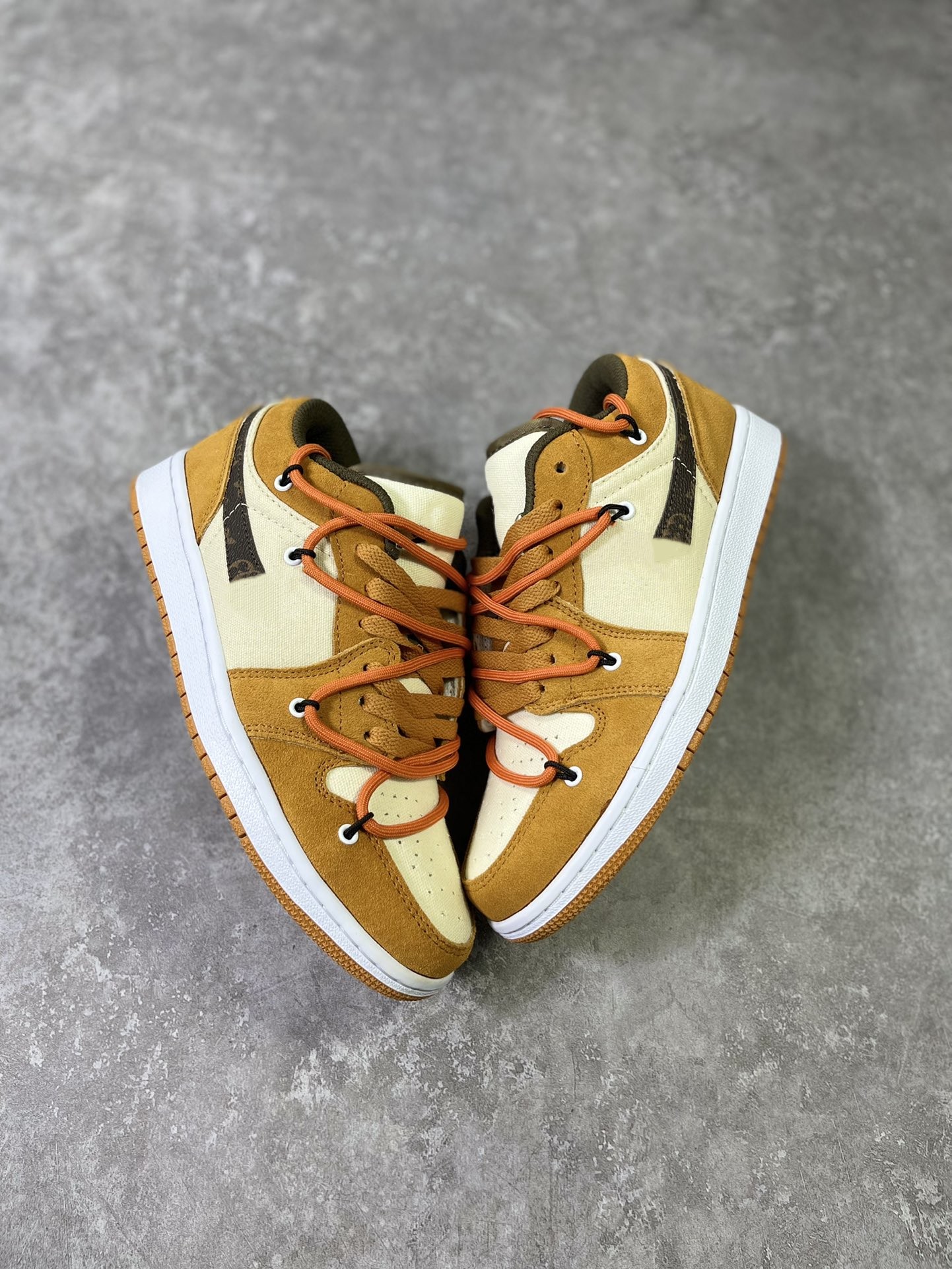 Discount Lace Up 1s Basketball Men Women Jumpman 1 Low Yellow Beige Black White 2023 Fashion Sports Sneakers 
Discount Lace Up 1s Basketball Men Women Jumpman 1 Low Yellow Beige Black White 2023 Fashion Sports Sneakers