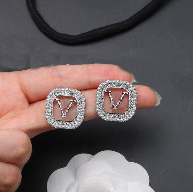 Luxury Brand Designers Letters Stud 18K Gold Plated 925 Silver Geometric Famous Women Crystal Rhinestone Earring Wedding Party Jewerlry
Luxury Brand Designers Letters Stud 18K Gold Plated 925 Silver Geometric Famous Women Crystal Rhinestone Earring Wedding Party Jewerlry