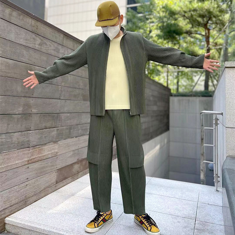 Men's Pants Homme Plisse Spring And Autumn Fashion Trend Solid Casual Pants Pleated Black Army Green Cargo Men's Trousers 230628
Men's Pants Homme Plisse Spring And Autumn Fashion Trend Solid Casual Pants Pleated Black Army Green Cargo Men's Trousers 230628