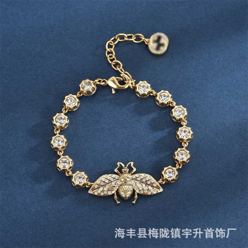 2023 Gujia/Light Luxury Edition Small and Slim Classic Bee Set Diamond Bracelet/Super Quality
2023 Gujia/Light Luxury Edition Small and Slim Classic Bee Set Diamond Bracelet/Super Quality