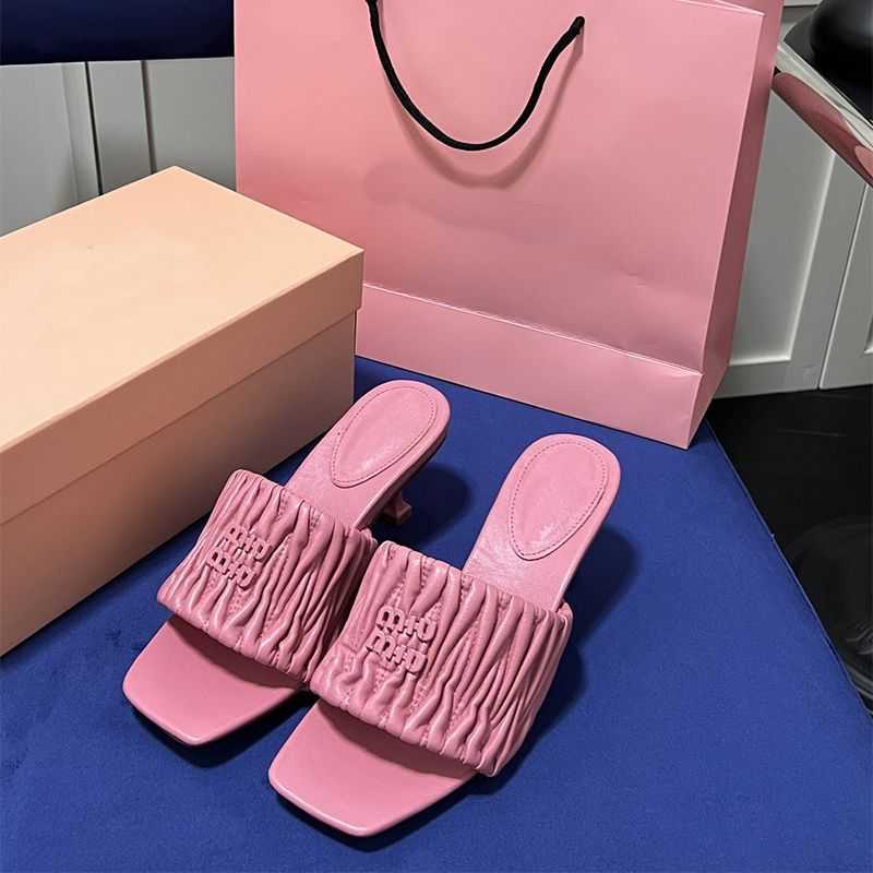 Slide Sheepskin Women Mius Designer Sandals Beach Shoes Pleated Square Slippers for Women's Summer New Fashion Flat Bottom External Wear Casual 1 2I97
Slide Sheepskin Women Mius Designer Sandals Beach Shoes Pleated Square Slippers for Women's Summer New Fashion Flat Bottom External Wear Casual 1 2I97