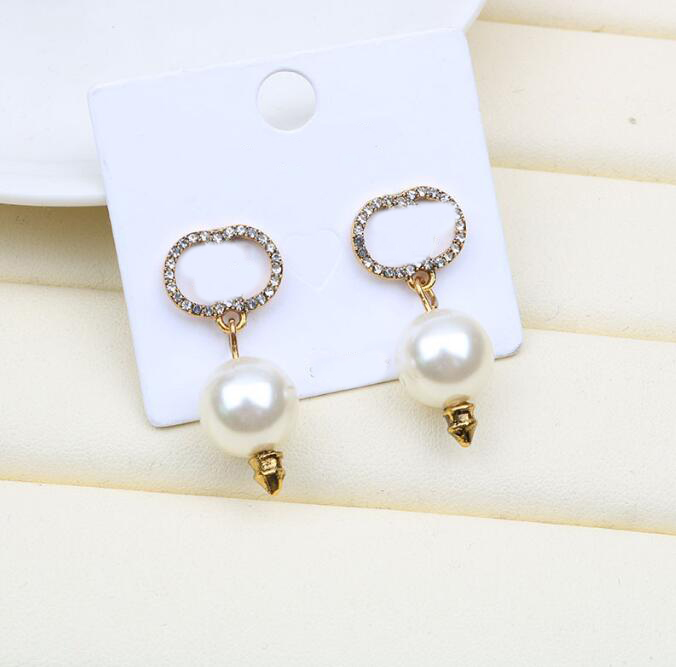 Fashion Styles Designer Brand Letter Stud Earrings Top Quality 18K Gold Plated Earring Simple Exquisite Luxury Wedding Jewelry Accessories
Fashion Styles Designer Brand Letter Stud Earrings Top Quality 18K Gold Plated Earring Simple Exquisite Luxury Wedding Jewelry Accessories