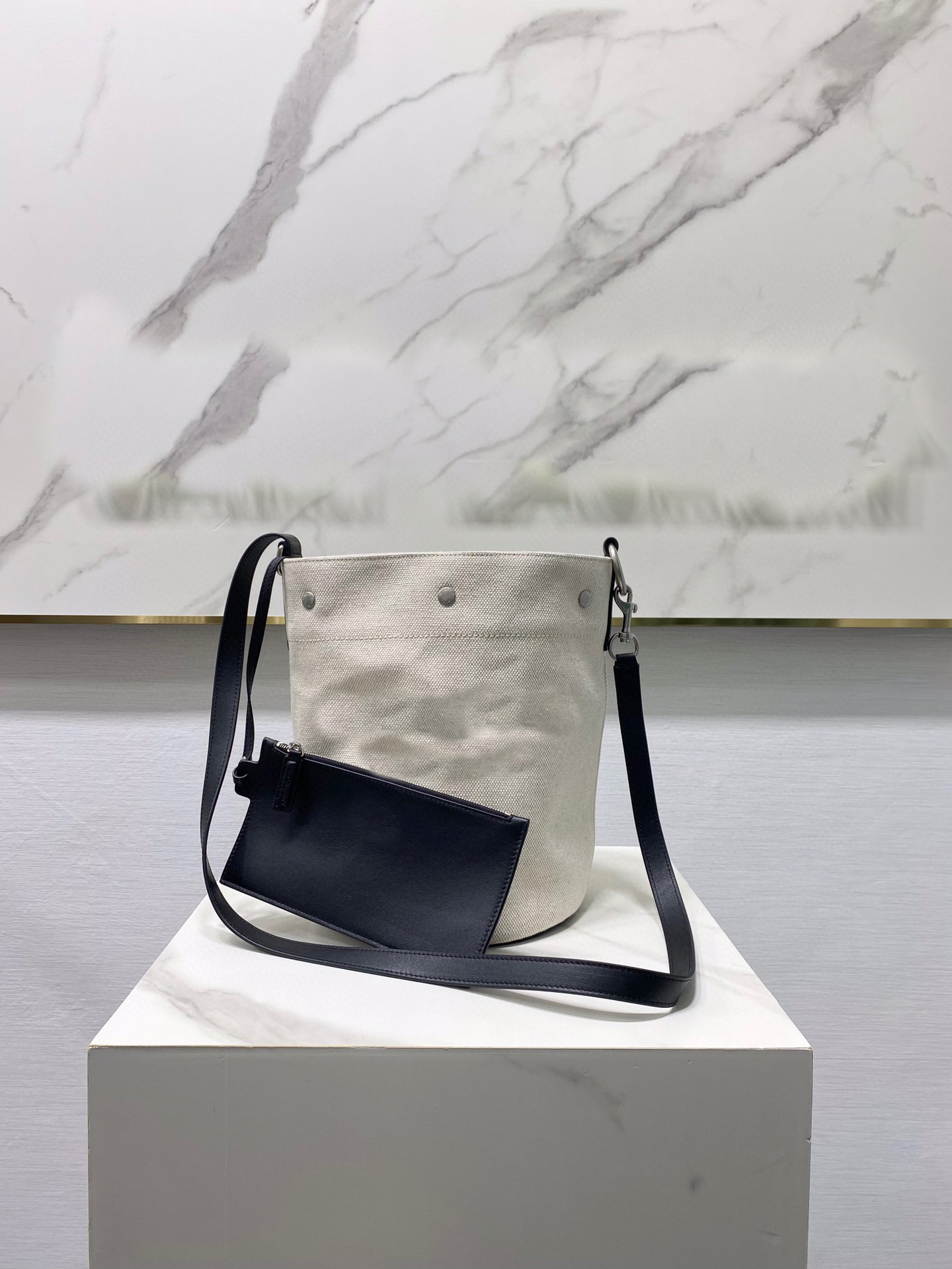 2023 New women's bucket bag high-end quality shoulder bag made of canvas material crossbody bag bag, there is a small bag leisure and easy to match669299, White
2023 New women's bucket bag high-end quality shoulder bag made of canvas material crossbody bag bag, there is a small bag leisure and easy to match669299, White