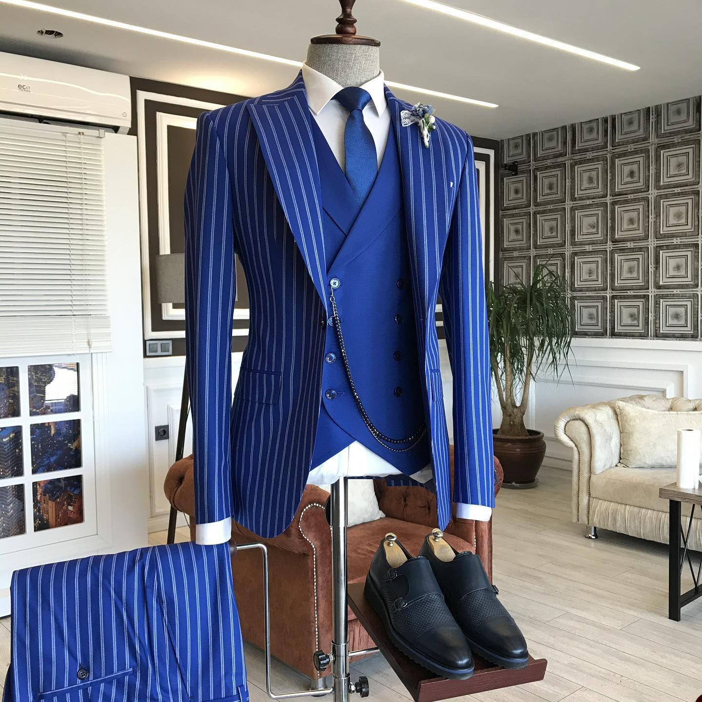 2023 Stripe Men Groom Tuxedos Slim Fit Peaked Lapel Business Formal Tuxedo Professional Grooms Wedding Dress Suit 3 Pieces Blazer Pants Vest Costume H