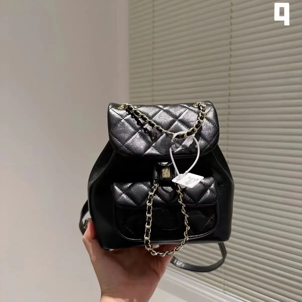 Women's Backpack Backflip Mini Backpack Schoolbag Gold Button Designer Bag Leather Fashion Chain Handbag Diamond Check Clutch Bag
Women's Backpack Backflip Mini Backpack Schoolbag Gold Button Designer Bag Leather Fashion Chain Handbag Diamond Check Clutch Bag