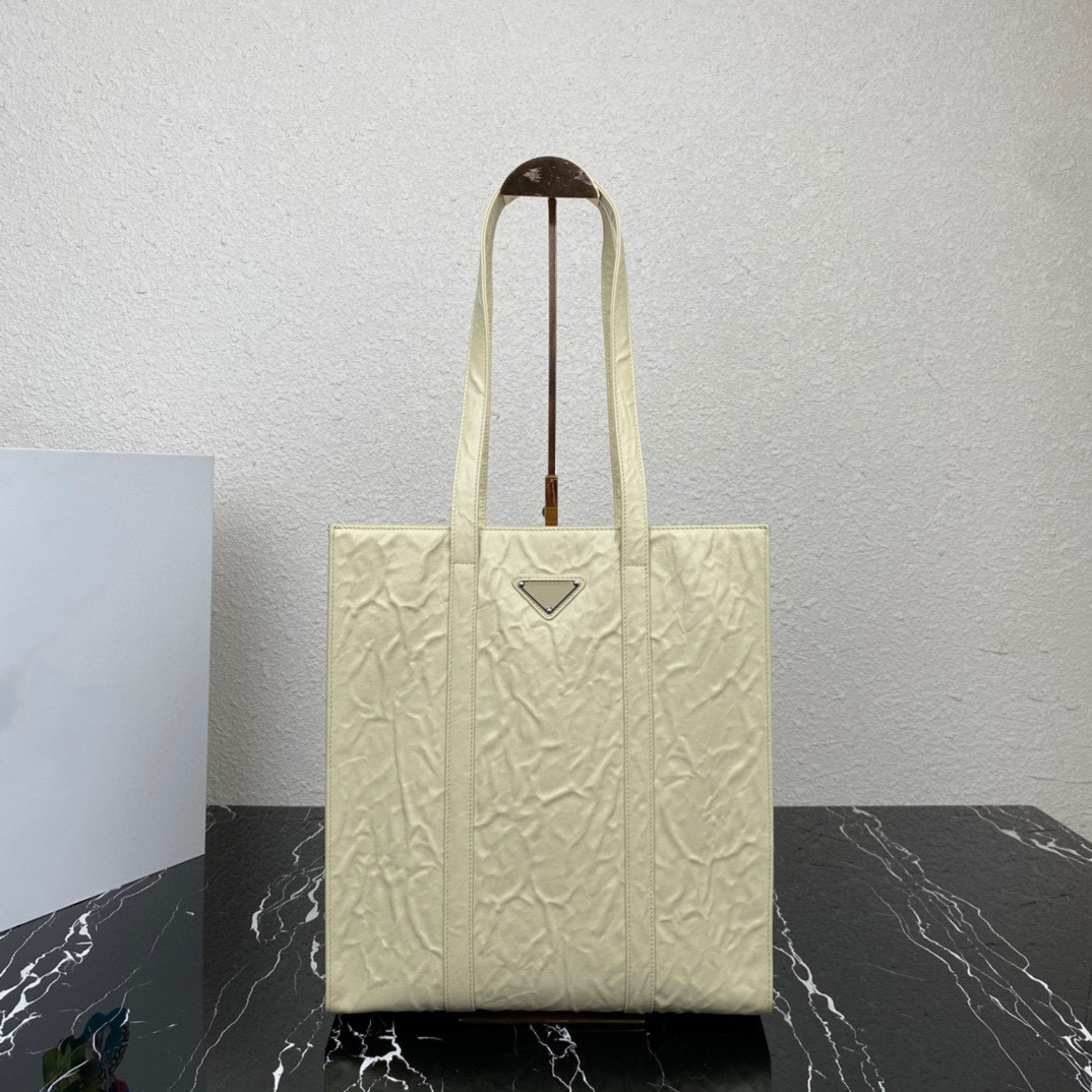 2023 New men's and women's Tote bags high-end quality handbag Lustrous soft sheep leather handmade fold capacity space is very large lightweight practical 1BG459
2023 New men's and women's Tote bags high-end quality handbag Lustrous soft sheep leather handmade fold capacity space is very large lightweight practical 1BG459