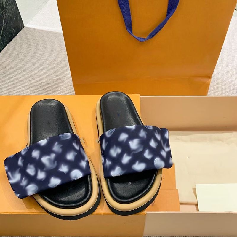 Designers Pool Pillow Mules Women Sandals Sunset Flat Comfort Mules Padded Front Strap Slippers Fashionable Easy-to-wear Style Slides new
Designers Pool Pillow Mules Women Sandals Sunset Flat Comfort Mules Padded Front Strap Slippers Fashionable Easy-to-wear Style Slides new