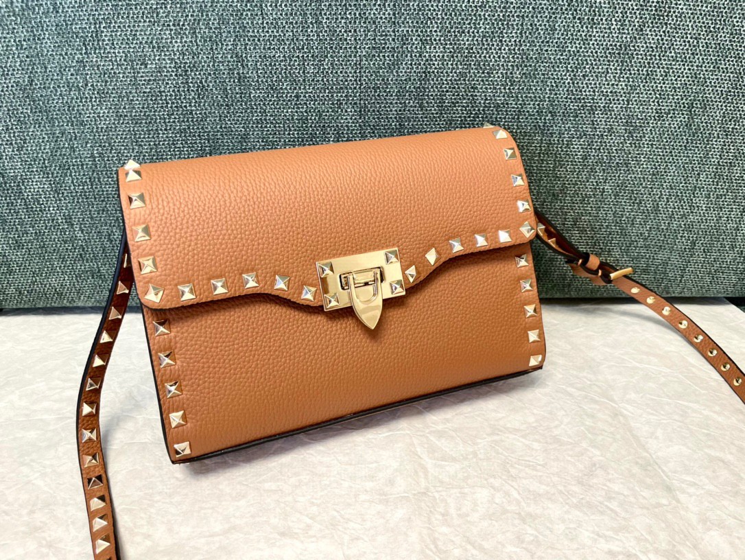0181 Classic Messenger Bag for women High-end quality Crossbody bag Plain cowhide Shoulder Bag with adjustable shoulder strap with 1 insert pocket is very practical
0181 Classic Messenger Bag for women High-end quality Crossbody bag Plain cowhide Shoulder Bag with adjustable shoulder strap with 1 insert pocket is very practical
