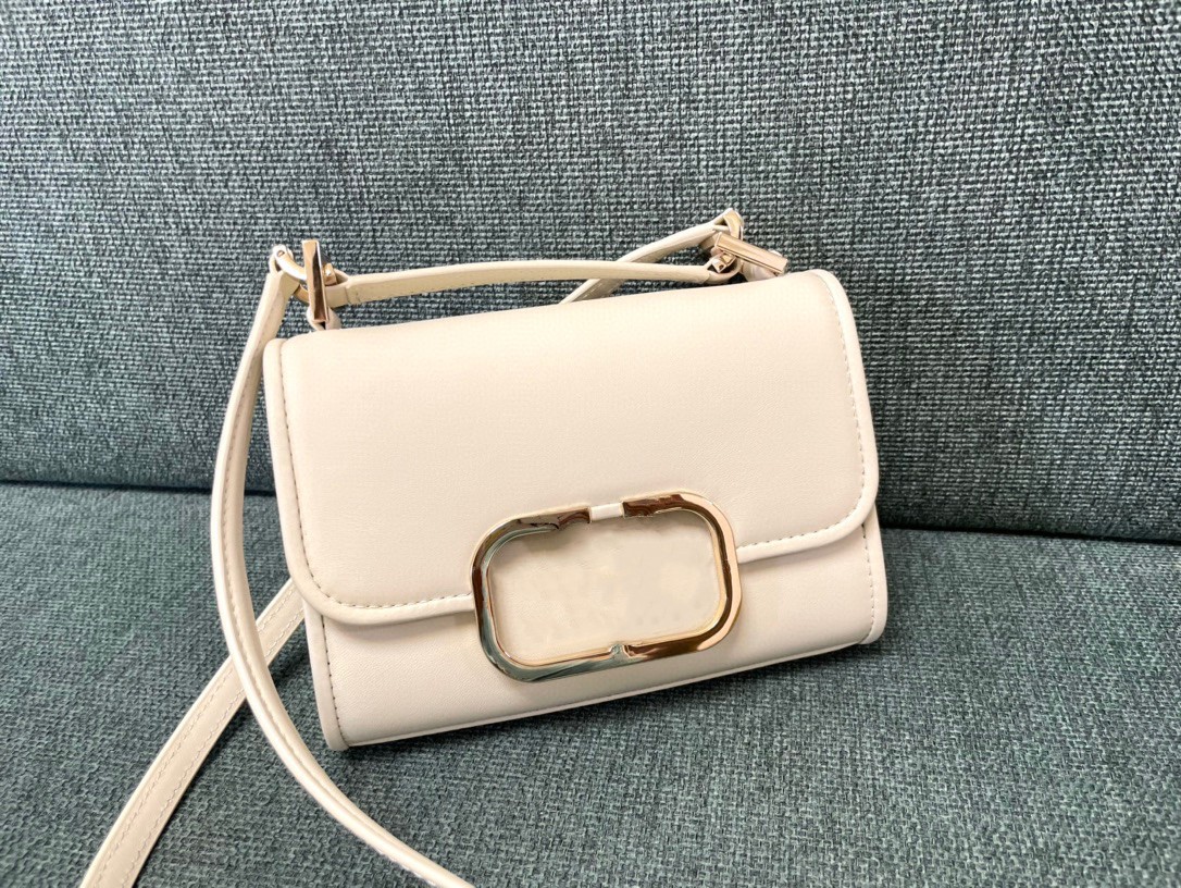 2023 New women's crossbody bag high-end quality shoulder bag cowhide handbag Metal texture button open and close soft sheep leather lining can be carried by hand, White
2023 New women's crossbody bag high-end quality shoulder bag cowhide handbag Metal texture button open and close soft sheep leather lining can be carried by hand, White