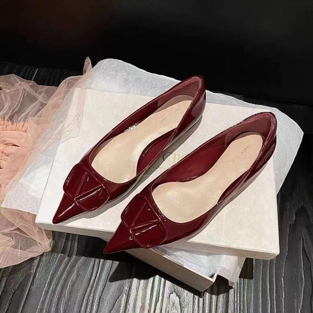 TOP TOP Valentines Designer Shoes Pointed Metal Valentiion High Heels Pointed Lacquer Leather Commuter Womens Shoes Headed Flat Shoes Heel X241004 9a df