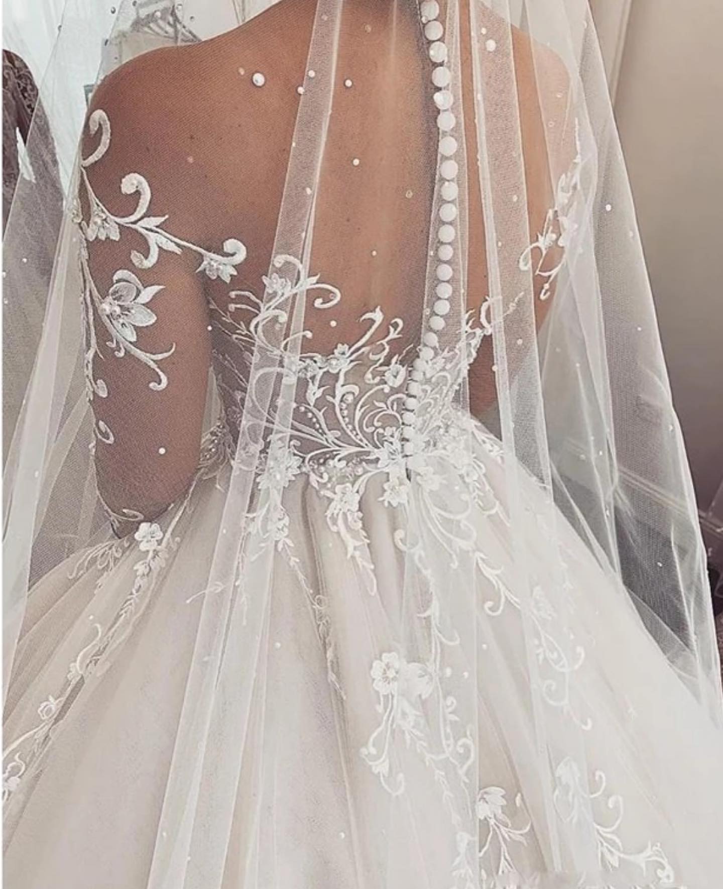 Gorgeous A Line Dresses For Bride Lace Appliques Illusion Long Sleeves Wedding Dress Button Back Designer Bridal Gowns