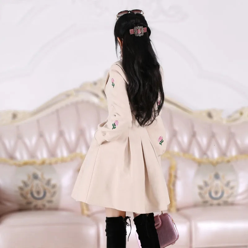 Women's Wool Blends Beige Embroidered Long Sleeved Woolen Jacket Women's Coat Slim Fit Medium Length Jacket Winter Thickened Style 231006
