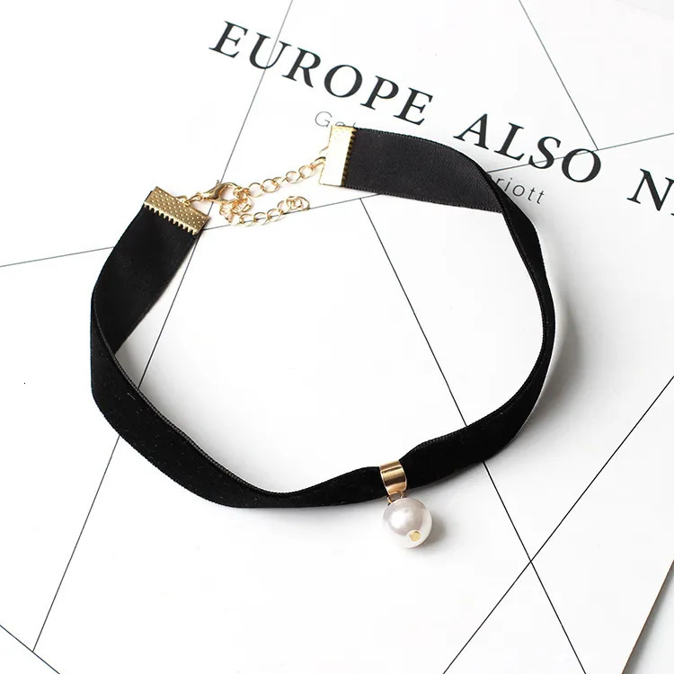 Chokers Simple Vintage Velvet Pearl Choker Short Black Clavicle Collar Necklace Gothic Chokers Necklaces for women 231006
