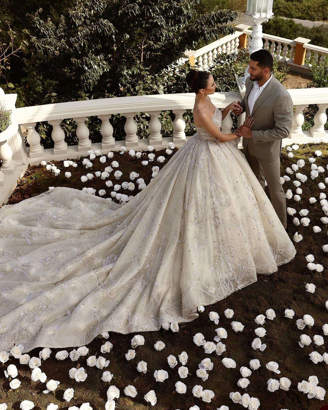 Elegant Strapless Wedding Dresses Ball Gown Luxurious Sequined Lace Backless Dresses vestidos de novia Custom Made